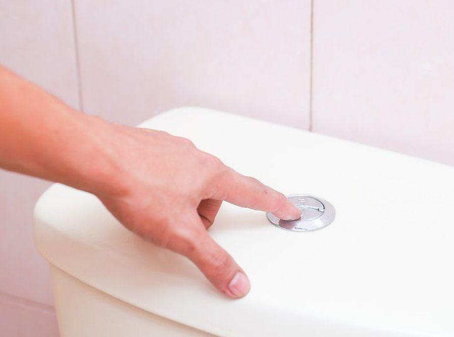 Почему запала кнопка бачка унитаза: что делать, как починить, исправить