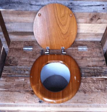 Как сделать дачный туалет из 200-литровой бочки своими руками