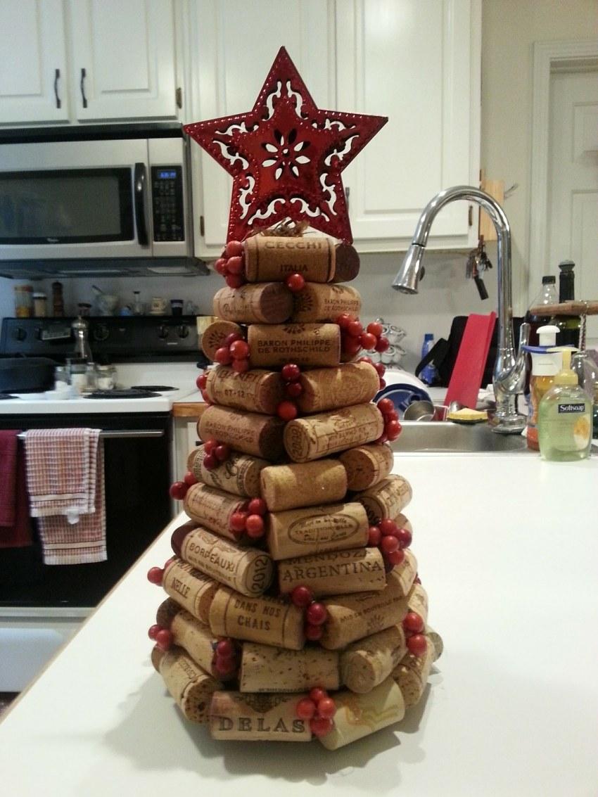Как сделать елку из бутылки, пробок шампанского