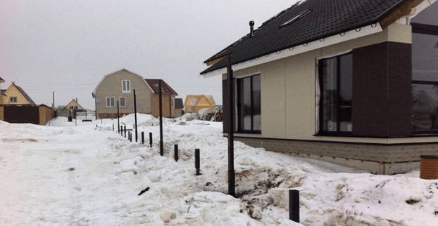 Установка забора зимой: плюсы и минусы, из профнастила, как залить столбы