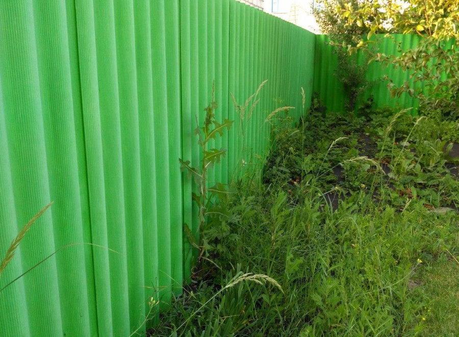 Как сделать забор из шифера своими руками на даче: волнистого, плоского, старого