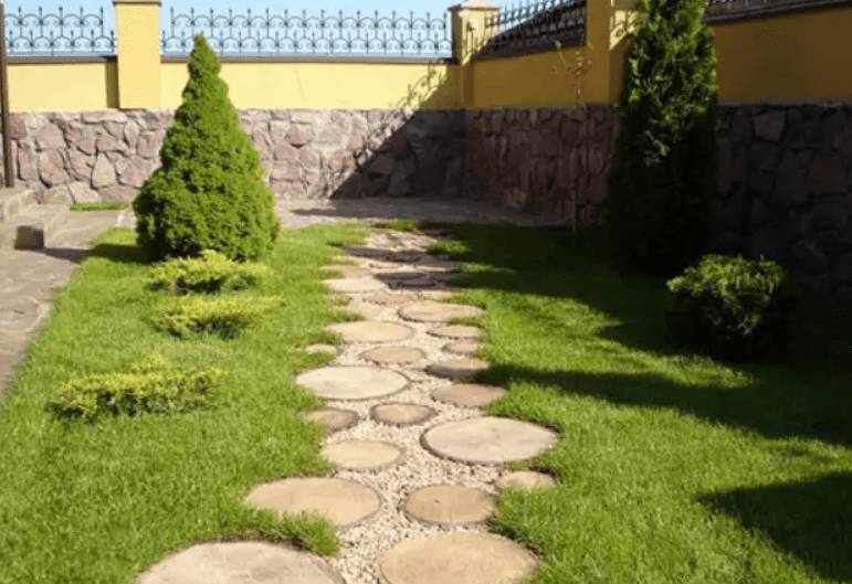 Как сделать садовую дорожку из спилов дерева