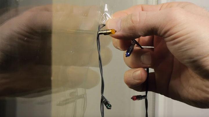 Как сделать елку на стене, окне из гирлянды