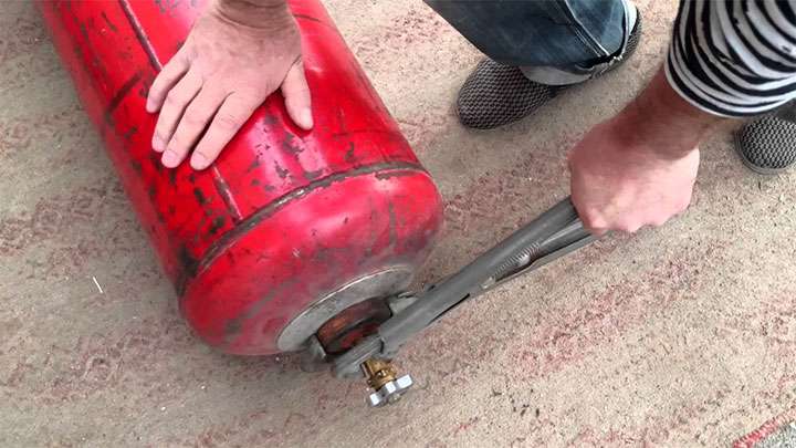 Как сделать коптилку из газового баллона своими руками