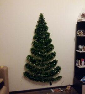 Как сделать елочку из мишуры на стене, настольную своими руками