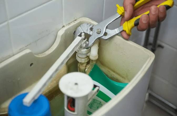 Почему сливной бачок унитаза не набирает воду: что делать, причины, как починить