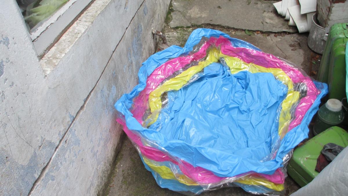 Как найти дырку в каркасном бассейне и заклеить ее