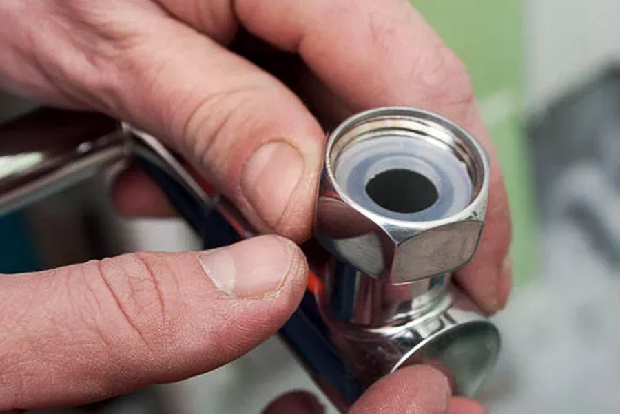 Почему потек полотенцесушитель в ванной: что делать, как устранить течь