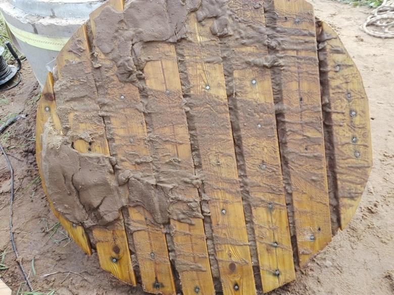 Как почистить колодец на даче от ила, глины, грязи, масла своими руками