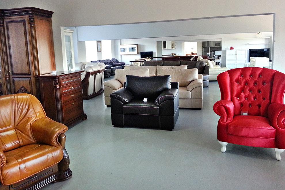 бело серая гостиная