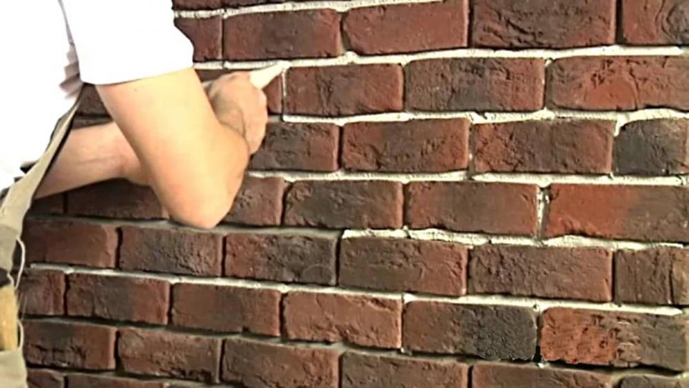 искусственный камень в интерьере гостиной