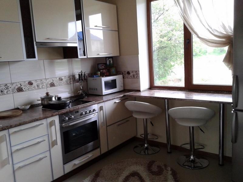 Узкая кухня с барной стойкой дизайн вытянутой кухни