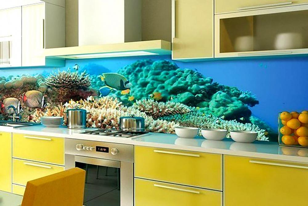 клеить фартук на кухне из пластика