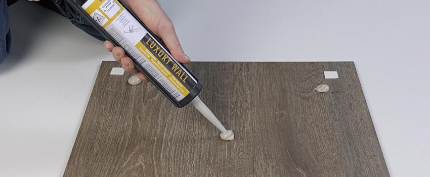 клеить фартук на кухне из пластика