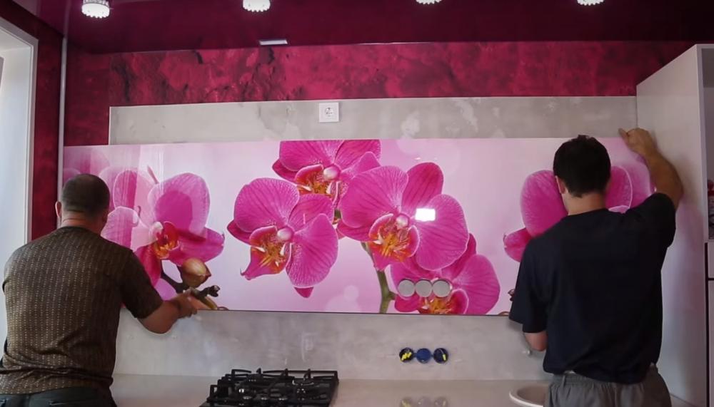 клеить фартук на кухне из пластика