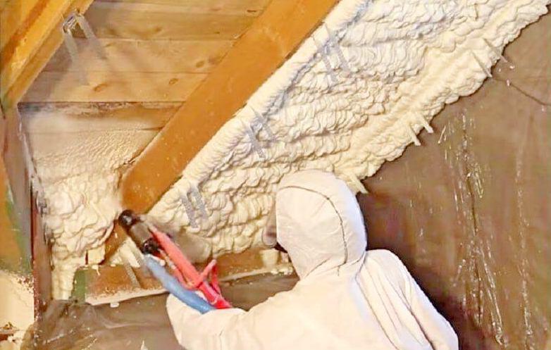 Утепление мансарды пеной: плюсы и минусы технологии