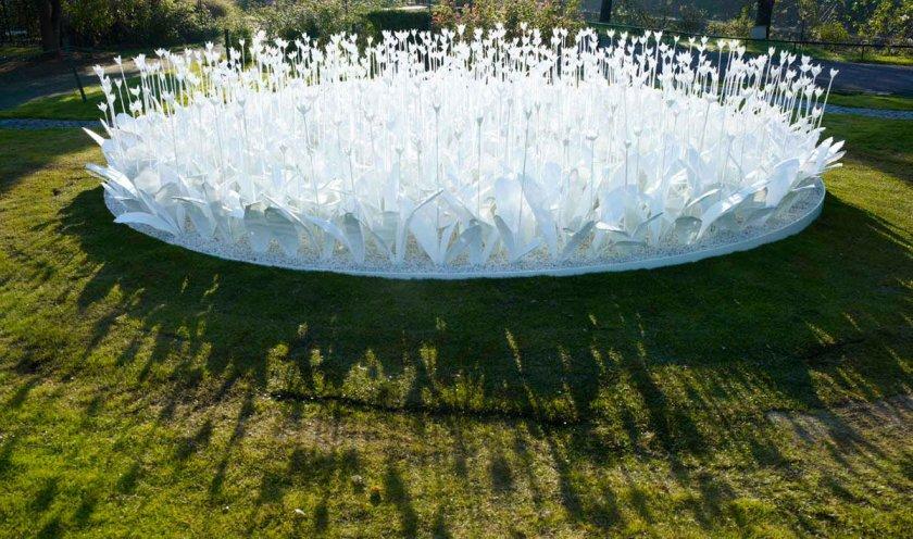 Клумбы из пластиковых бутылок своими руками: фото + идеи по оформлению