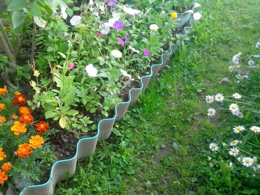 Клумба из шифера: фото, для цветов, бордюра, ограждения