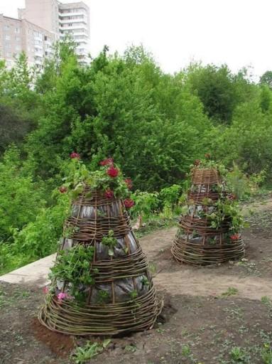 Плетень для клумбы своими руками: фото, как сплести ограждения из лозы, прутьев, досок, дерева