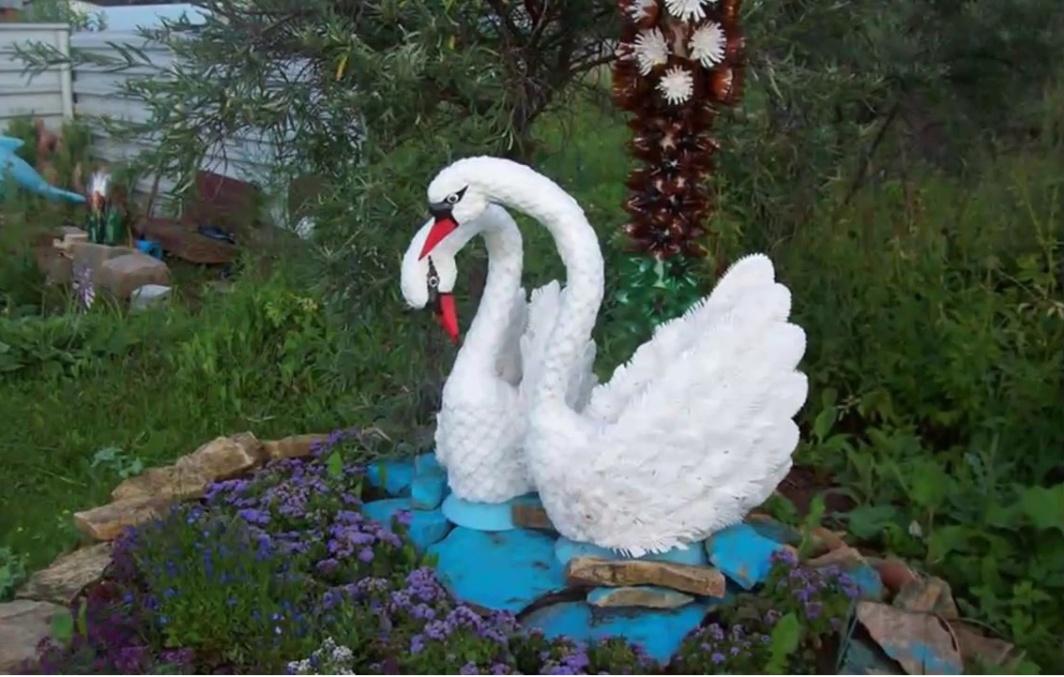 Лебедь из пластиковых бутылок: клумба, кашпо, для сада