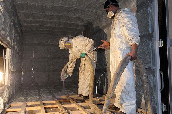 Утепление мансарды пеной: плюсы и минусы технологии