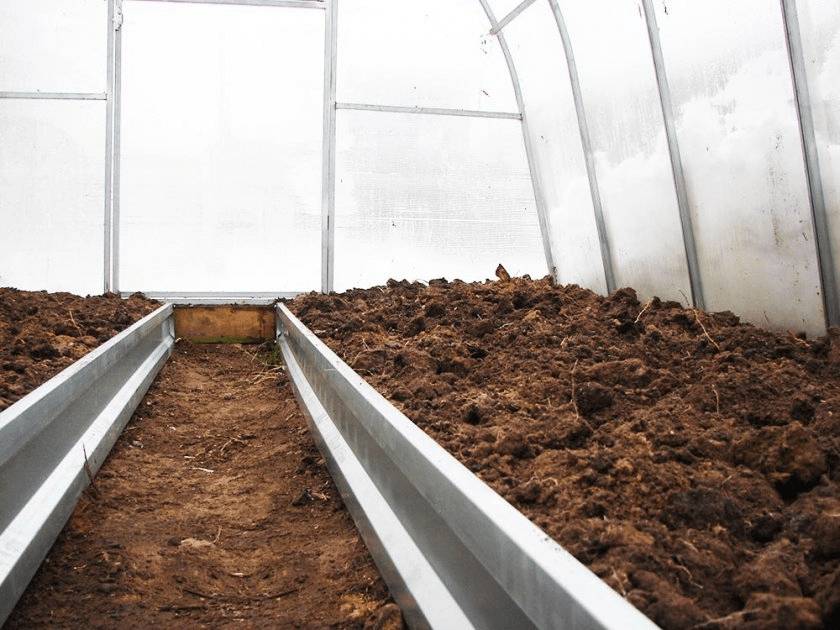 Как сделать дорожку в теплице между грядками своими руками