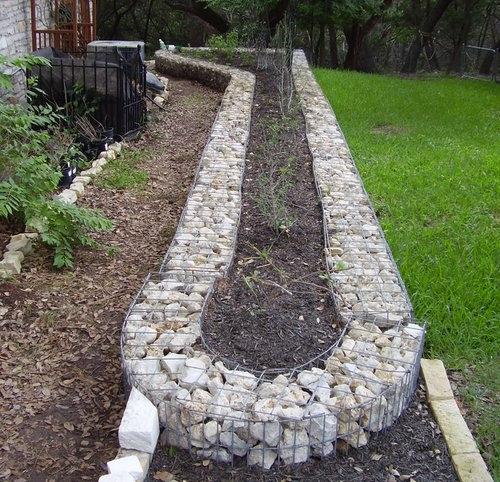 Габионы-клумбы своими руками: декорирование цветника из проволочной сетки и камней, фото