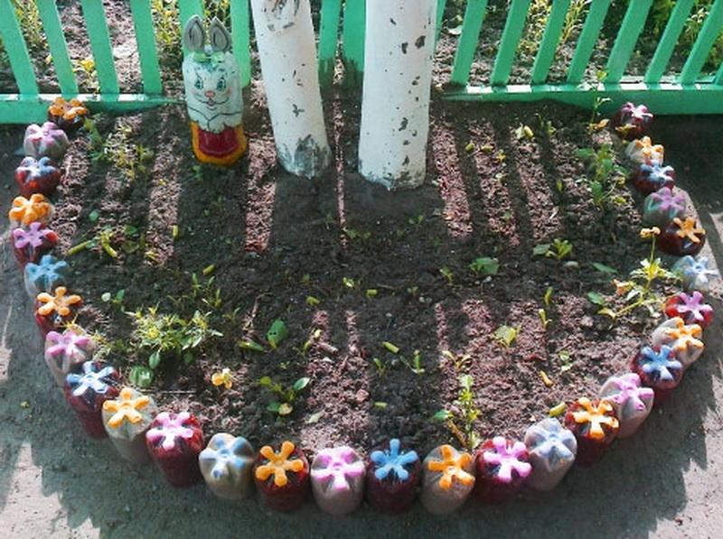 Клумбы из пластиковых бутылок своими руками: фото + идеи по оформлению