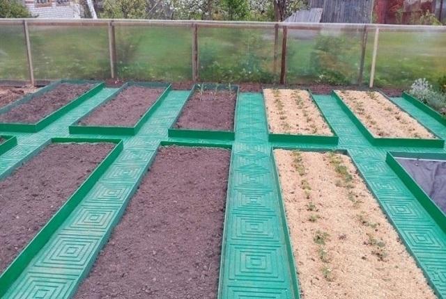 Из чего сделать дорожки между грядками в огороде: материалы и чем засыпать своими руками