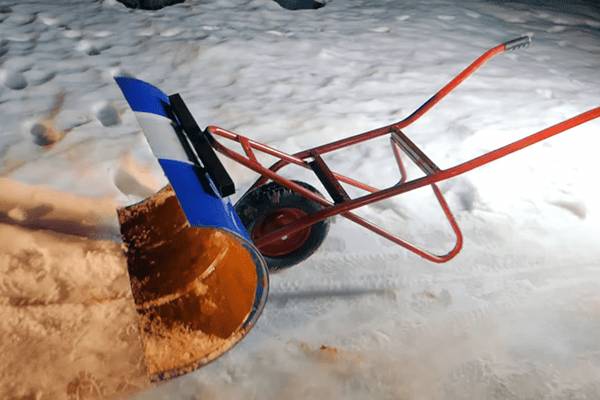 Самодельная снегоуборочная лопата на колесах своими руками