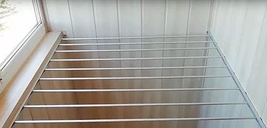 Как сделать сушилку для белья своими руками: на балконе, во дворе, на батарею