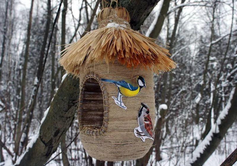 Как раскрасить кормушку для птиц: из дерева, пластика, картона и веток