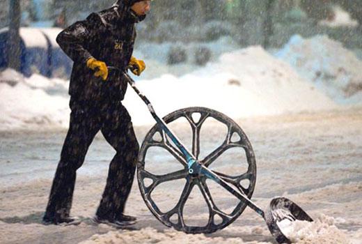 Самодельная снегоуборочная лопата на колесах своими руками