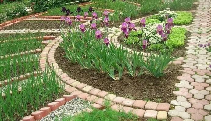 Из чего сделать дорожки между грядками в огороде: материалы и чем засыпать своими руками