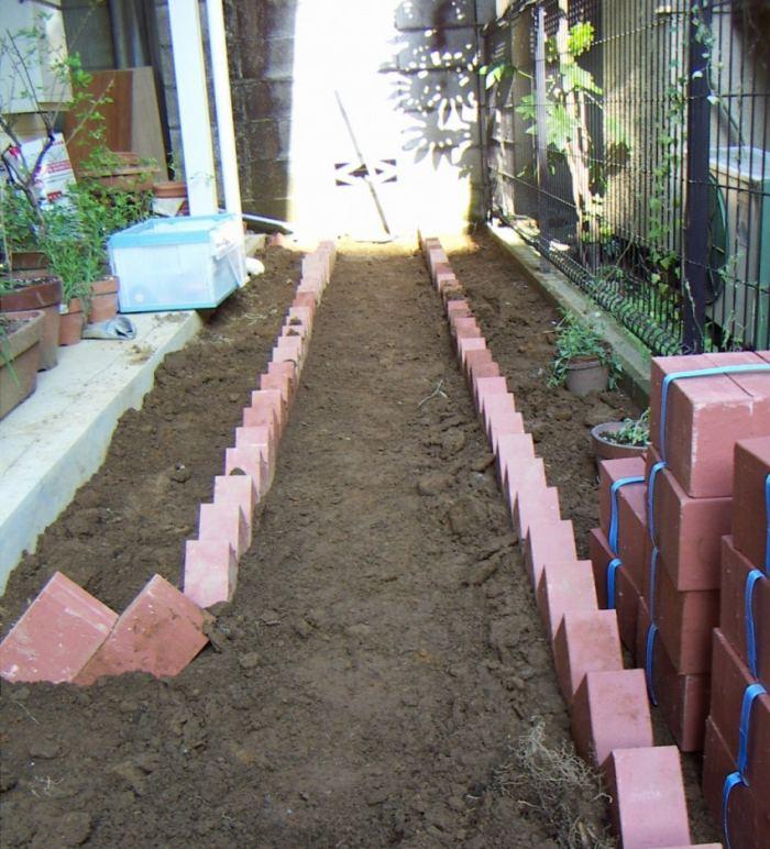 Как сделать клумбу из кирпича своими руками: фото + идеи по оформлению