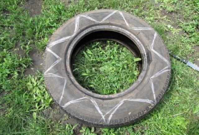 Как сделать клумбу из стеклянных бутылок: фото + идеи по оформлению