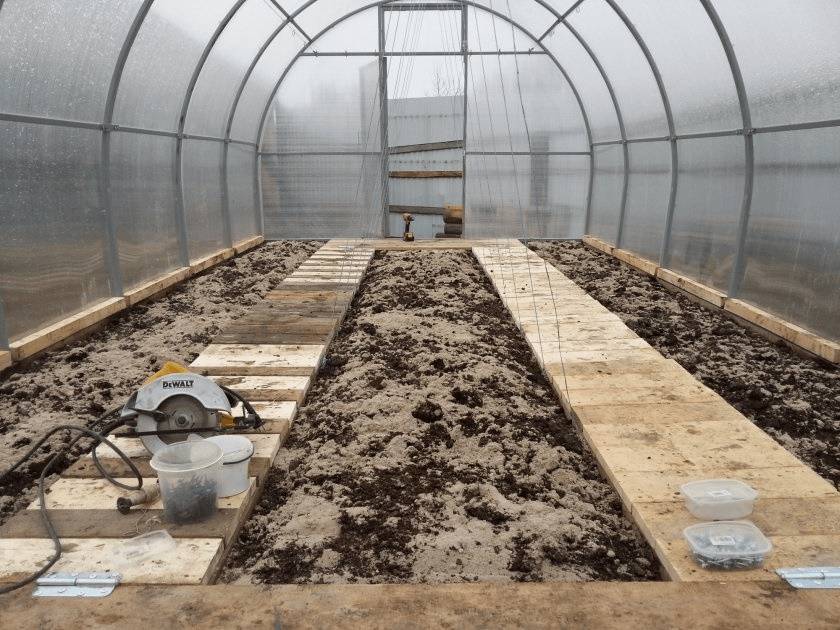 Как сделать дорожку в теплице между грядками своими руками