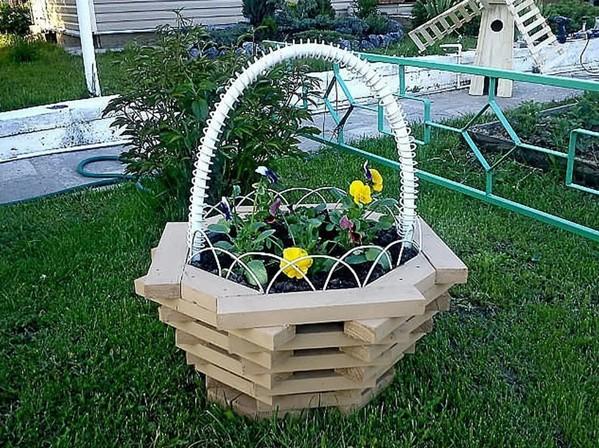 Плетень для клумбы своими руками: фото, как сплести ограждения из лозы, прутьев, досок, дерева