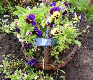 Плетень для клумбы своими руками: фото, как сплести ограждения из лозы, прутьев, досок, дерева