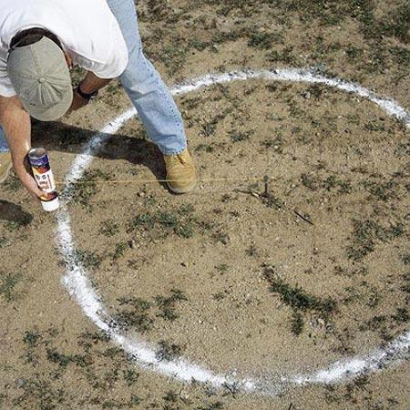 Как сделать клумбу из стеклянных бутылок: фото + идеи по оформлению