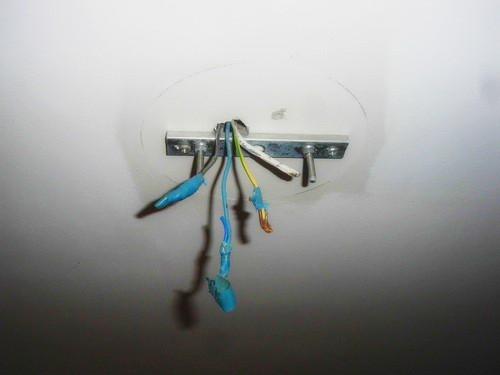 Как прикрепить люстру к гипсокартонному потолку