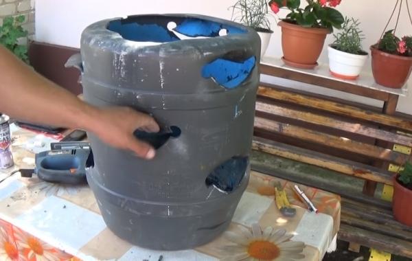 Клумбы из бочек своими руками: фото, как сделать из металлической, деревянной, пластиковой бочки