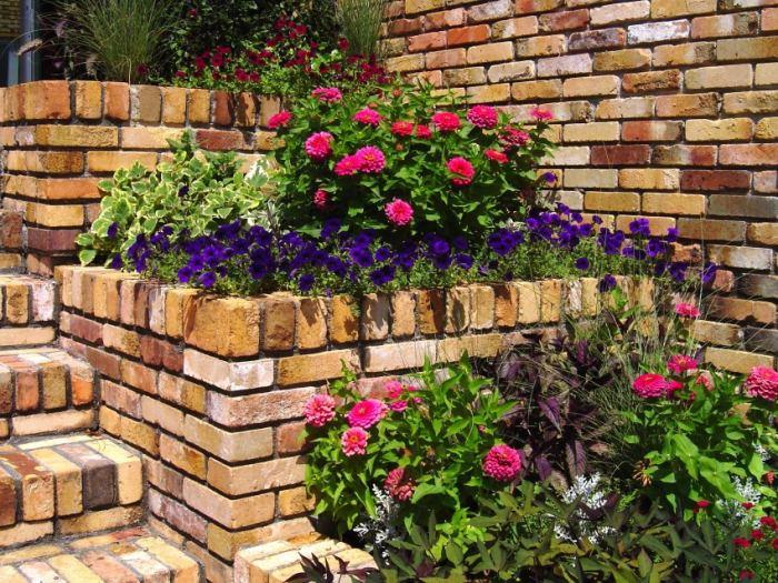 Как сделать клумбу из кирпича своими руками: фото + идеи по оформлению