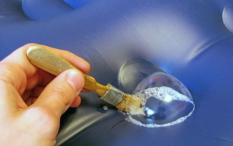 Как найти дырку в надувном бассейне и чем можно ее заклеить