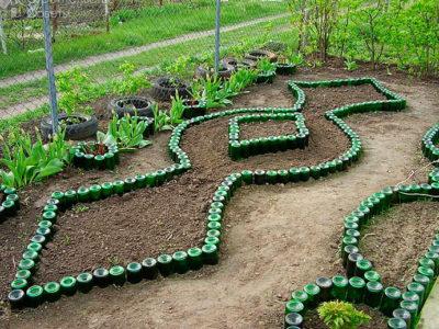 Как сделать клумбу из стеклянных бутылок: фото + идеи по оформлению