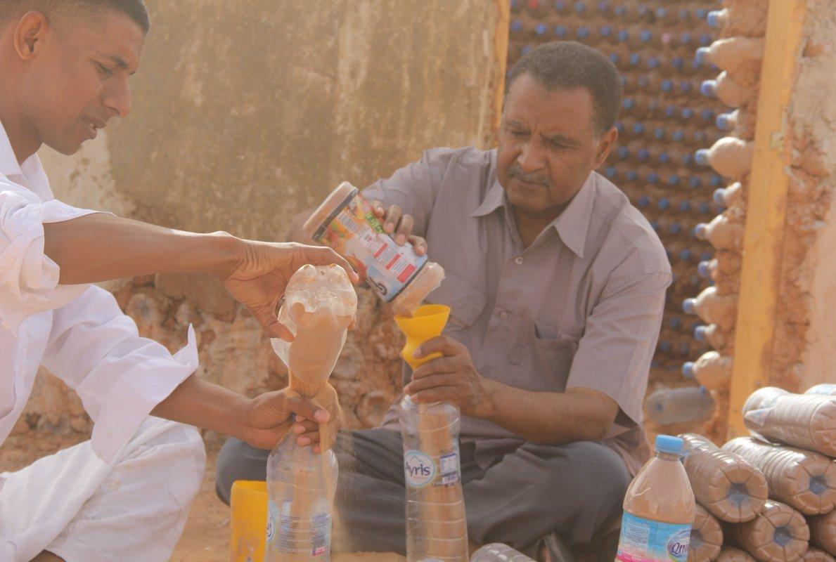 Клумбы из пластиковых бутылок своими руками: фото + идеи по оформлению