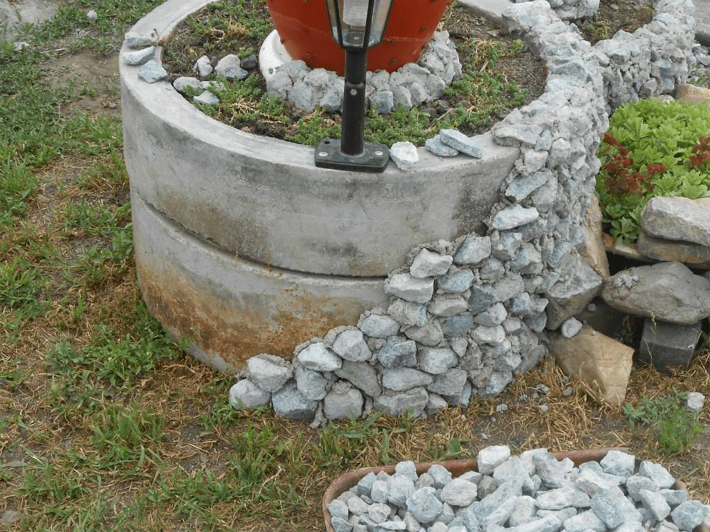 Декоративный колодец-клумба: фото, как сделать цветник своими руками из старых шин, дерева, колодезного кольца