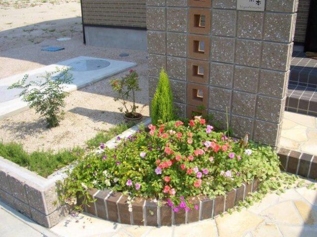 Как сделать клумбу из кирпича своими руками: фото + идеи по оформлению