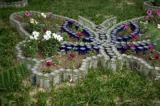 Как сделать клумбу из стеклянных бутылок: фото + идеи по оформлению