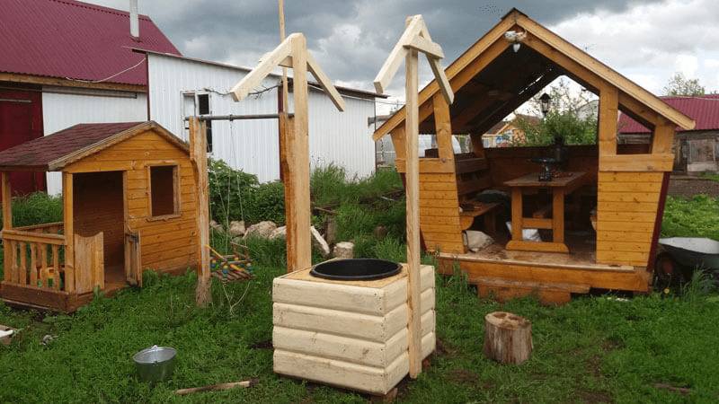 Декоративный колодец-клумба: фото, как сделать цветник своими руками из старых шин, дерева, колодезного кольца